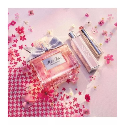 "Dior Miss Dior: A fresh, floral, chypre, iconic, elegant."